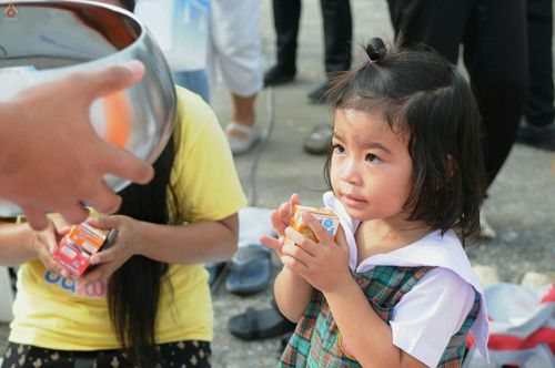 ภาพ No.25445:ประมวลภาพพิธีตักบาตรพระภิกษุ - สามเณร 309 รูป ณ อบต.คลองสาม