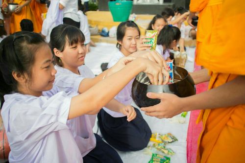 ภาพ No.25451:ประมวลภาพพิธีตักบาตรพระภิกษุ - สามเณร 309 รูป ณ อบต.คลองสาม