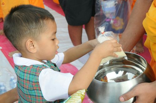 ภาพ No.25450:ประมวลภาพพิธีตักบาตรพระภิกษุ - สามเณร 309 รูป ณ อบต.คลองสาม