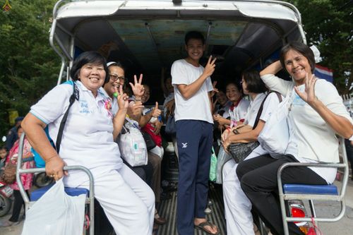 ภาพ No.25449:ประมวลภาพพิธีตักบาตรพระภิกษุ - สามเณร 309 รูป ณ อบต.คลองสาม