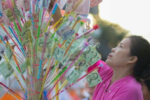 ภาพ No.25453:ประมวลภาพพิธีตักบาตรพระภิกษุ - สามเณร 309 รูป ณ อบต.คลองสาม