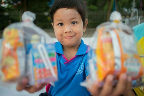 ภาพ No.25452:ประมวลภาพพิธีตักบาตรพระภิกษุ - สามเณร 309 รูป ณ อบต.คลองสาม