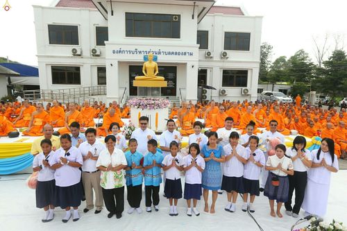 ภาพ No.25455:ประมวลภาพพิธีตักบาตรพระภิกษุ - สามเณร 309 รูป ณ อบต.คลองสาม