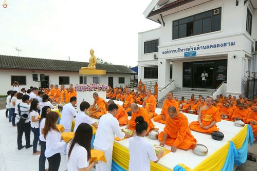 ภาพ No.25454:ประมวลภาพพิธีตักบาตรพระภิกษุ - สามเณร 309 รูป ณ อบต.คลองสาม