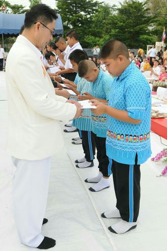 ภาพ No.25457:ประมวลภาพพิธีตักบาตรพระภิกษุ - สามเณร 309 รูป ณ อบต.คลองสาม