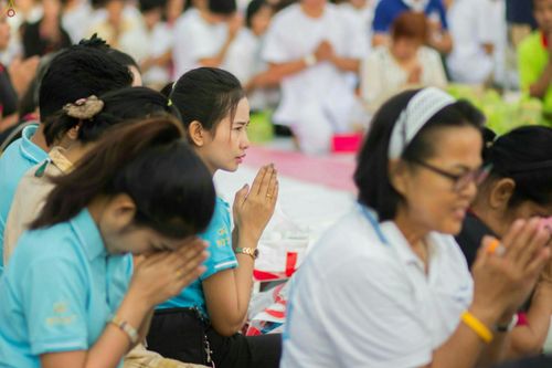 ภาพ No.25456:ประมวลภาพพิธีตักบาตรพระภิกษุ - สามเณร 309 รูป ณ อบต.คลองสาม