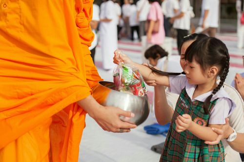 ภาพ No.25458:ประมวลภาพพิธีตักบาตรพระภิกษุ - สามเณร 309 รูป ณ อบต.คลองสาม