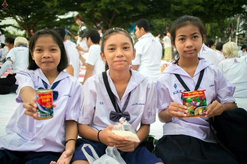 ภาพ No.25461:ประมวลภาพพิธีตักบาตรพระภิกษุ - สามเณร 309 รูป ณ อบต.คลองสาม