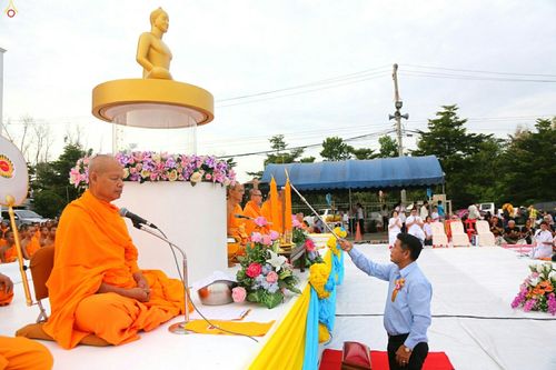 ภาพ No.25460:ประมวลภาพพิธีตักบาตรพระภิกษุ - สามเณร 309 รูป ณ อบต.คลองสาม