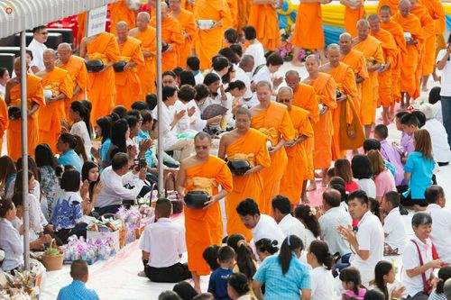 ภาพ No.25463:ประมวลภาพพิธีตักบาตรพระภิกษุ - สามเณร 309 รูป ณ อบต.คลองสาม