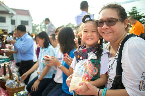 ภาพ No.25465:ประมวลภาพพิธีตักบาตรพระภิกษุ - สามเณร 309 รูป ณ อบต.คลองสาม