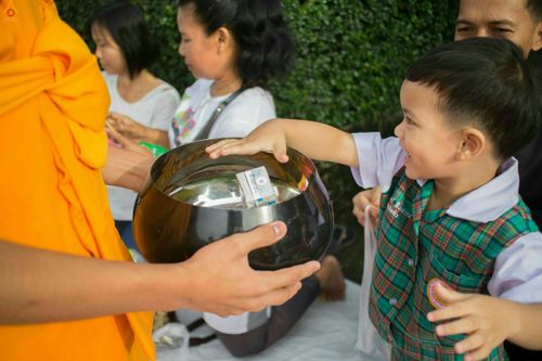 ภาพ No.25464:ประมวลภาพพิธีตักบาตรพระภิกษุ - สามเณร 309 รูป ณ อบต.คลองสาม