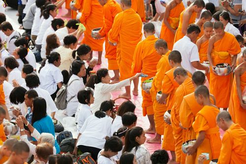 ภาพ No.25466:ประมวลภาพพิธีตักบาตรพระภิกษุ - สามเณร 309 รูป ณ อบต.คลองสาม