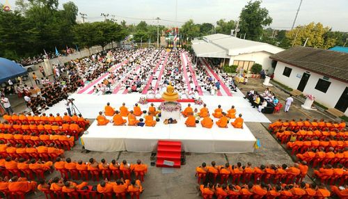 ภาพ No.25467:ประมวลภาพพิธีตักบาตรพระภิกษุ - สามเณร 309 รูป ณ อบต.คลองสาม