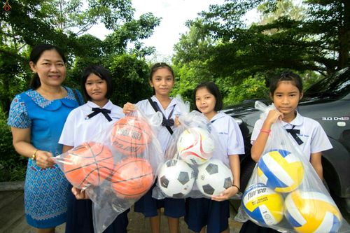 ภาพ No.25469:ประมวลภาพพิธีตักบาตรพระภิกษุ - สามเณร 309 รูป ณ อบต.คลองสาม