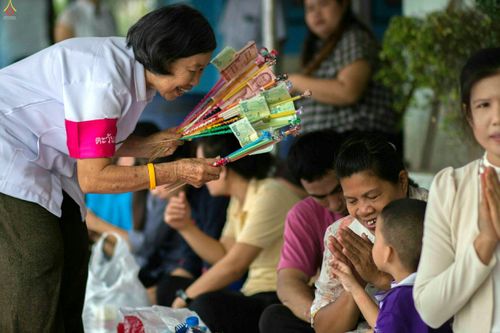 ภาพ No.25468:ประมวลภาพพิธีตักบาตรพระภิกษุ - สามเณร 309 รูป ณ อบต.คลองสาม