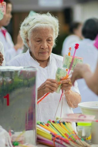 ภาพ No.25470:ประมวลภาพพิธีตักบาตรพระภิกษุ - สามเณร 309 รูป ณ อบต.คลองสาม