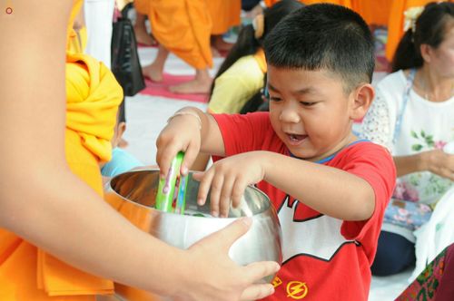 ภาพ No.25471:ประมวลภาพพิธีตักบาตรพระภิกษุ - สามเณร 309 รูป ณ อบต.คลองสาม