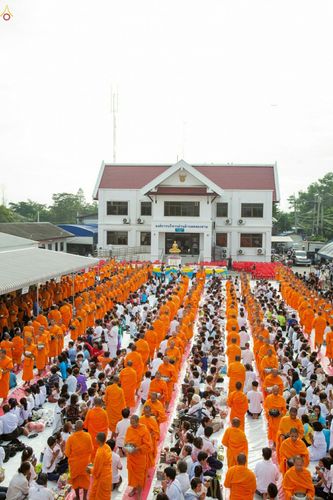 ภาพ No.25472:ประมวลภาพพิธีตักบาตรพระภิกษุ - สามเณร 309 รูป ณ อบต.คลองสาม