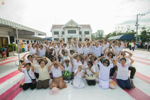 ภาพ No.25473:ประมวลภาพพิธีตักบาตรพระภิกษุ - สามเณร 309 รูป ณ อบต.คลองสาม