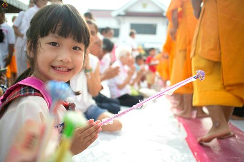 ภาพ No.25474:ประมวลภาพพิธีตักบาตรพระภิกษุ - สามเณร 309 รูป ณ อบต.คลองสาม