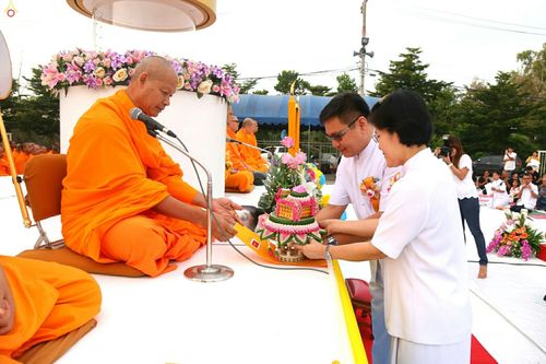 ภาพ No.25476:ประมวลภาพพิธีตักบาตรพระภิกษุ - สามเณร 309 รูป ณ อบต.คลองสาม