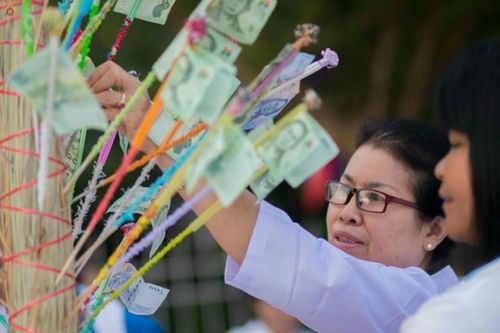 ภาพ No.25478:ประมวลภาพพิธีตักบาตรพระภิกษุ - สามเณร 309 รูป ณ อบต.คลองสาม