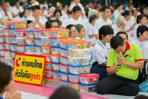 ภาพ No.25479:ประมวลภาพพิธีตักบาตรพระภิกษุ - สามเณร 309 รูป ณ อบต.คลองสาม