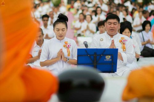 ภาพ No.25480:ประมวลภาพพิธีตักบาตรพระภิกษุ - สามเณร 309 รูป ณ อบต.คลองสาม