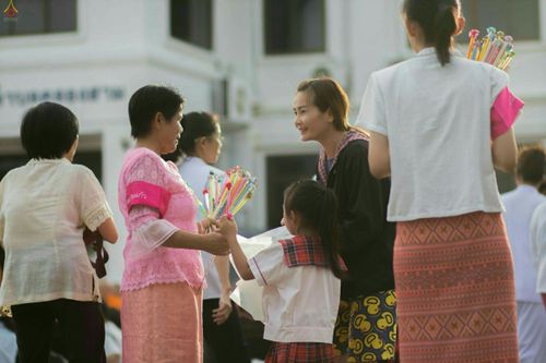 ภาพ No.25482:ประมวลภาพพิธีตักบาตรพระภิกษุ - สามเณร 309 รูป ณ อบต.คลองสาม