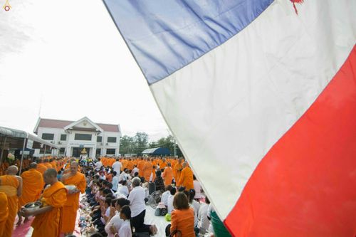 ภาพ No.25481:ประมวลภาพพิธีตักบาตรพระภิกษุ - สามเณร 309 รูป ณ อบต.คลองสาม