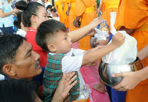 ภาพ No.25483:ประมวลภาพพิธีตักบาตรพระภิกษุ - สามเณร 309 รูป ณ อบต.คลองสาม