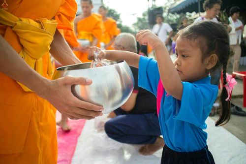 ภาพ No.25484:ประมวลภาพพิธีตักบาตรพระภิกษุ - สามเณร 309 รูป ณ อบต.คลองสาม