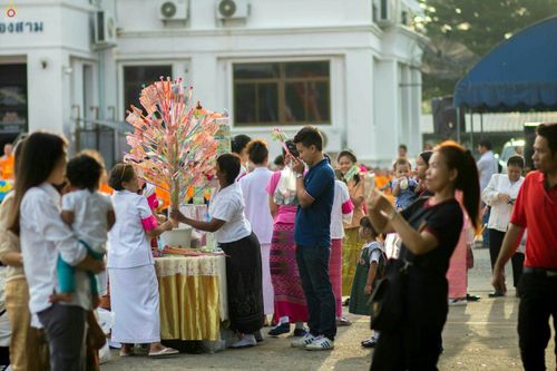 ภาพ No.25485:ประมวลภาพพิธีตักบาตรพระภิกษุ - สามเณร 309 รูป ณ อบต.คลองสาม