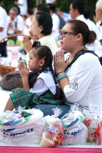 ภาพ No.25487:ประมวลภาพพิธีตักบาตรพระภิกษุ - สามเณร 309 รูป ณ อบต.คลองสาม