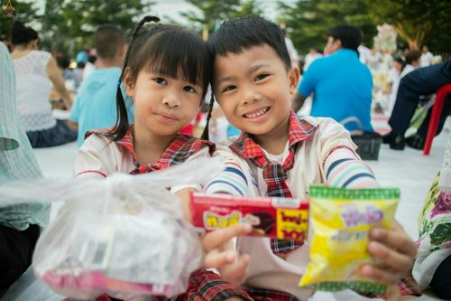 ภาพ No.25486:ประมวลภาพพิธีตักบาตรพระภิกษุ - สามเณร 309 รูป ณ อบต.คลองสาม