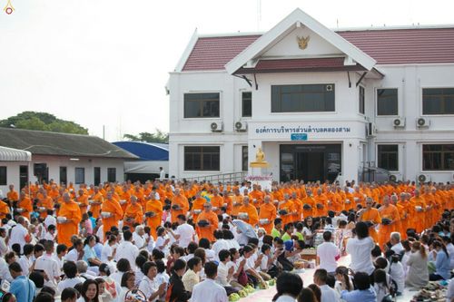 ภาพ No.25488:ประมวลภาพพิธีตักบาตรพระภิกษุ - สามเณร 309 รูป ณ อบต.คลองสาม