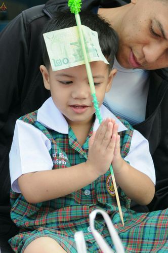 ภาพ No.25489:ประมวลภาพพิธีตักบาตรพระภิกษุ - สามเณร 309 รูป ณ อบต.คลองสาม