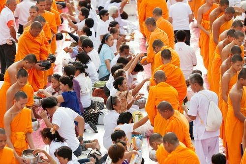 ภาพ No.25490:ประมวลภาพพิธีตักบาตรพระภิกษุ - สามเณร 309 รูป ณ อบต.คลองสาม