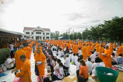 ภาพ No.25491:ประมวลภาพพิธีตักบาตรพระภิกษุ - สามเณร 309 รูป ณ อบต.คลองสาม