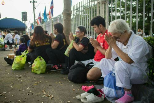 ภาพ No.25493:ประมวลภาพพิธีตักบาตรพระภิกษุ - สามเณร 309 รูป ณ อบต.คลองสาม