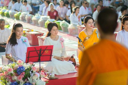 ภาพ No.25904:ประมวลภาพพิธีตักบาตรพระ 309 รูป ณ ห้าง Big C คลองสาม