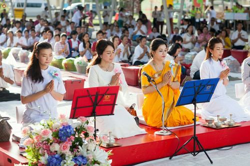 ภาพ No.25934:ประมวลภาพพิธีตักบาตรพระ 309 รูป ณ ห้าง Big C คลองสาม