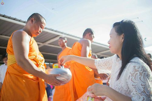 ภาพ No.25942:ประมวลภาพพิธีตักบาตรพระ 309 รูป ณ ห้าง Big C คลองสาม