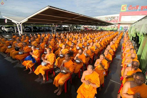 ภาพ No.25947:ประมวลภาพพิธีตักบาตรพระ 309 รูป ณ ห้าง Big C คลองสาม