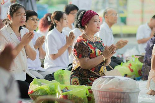 ภาพ No.25949:ประมวลภาพพิธีตักบาตรพระ 309 รูป ณ ห้าง Big C คลองสาม