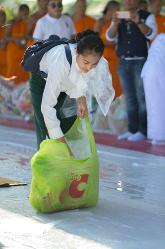 ภาพ No.25951:ประมวลภาพพิธีตักบาตรพระ 309 รูป ณ ห้าง Big C คลองสาม