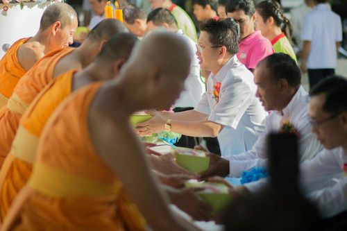 ภาพ No.25956:ประมวลภาพพิธีตักบาตรพระ 309 รูป ณ ห้าง Big C คลองสาม