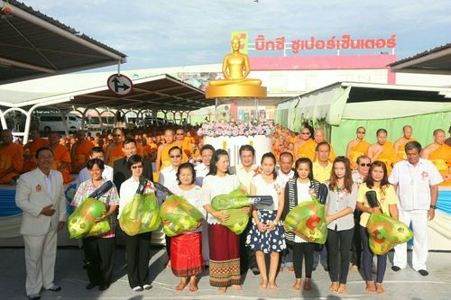 ภาพ No.25960:ประมวลภาพพิธีตักบาตรพระ 309 รูป ณ ห้าง Big C คลองสาม