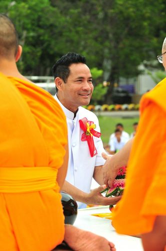 พิธีตักบาตรพระช่วยเหลือพุทธบุตร 4 จังหวัดชายแดนภาคใต้ และผู้ประสบอุทกภัย ณ โรงเรียนคลองสอง จ.ปทุมธานี